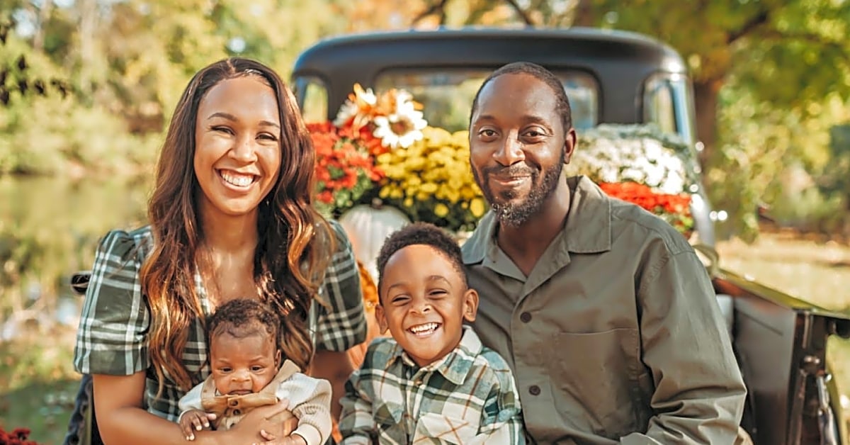 How can you make sure everyone in the family looks their best in the photo?